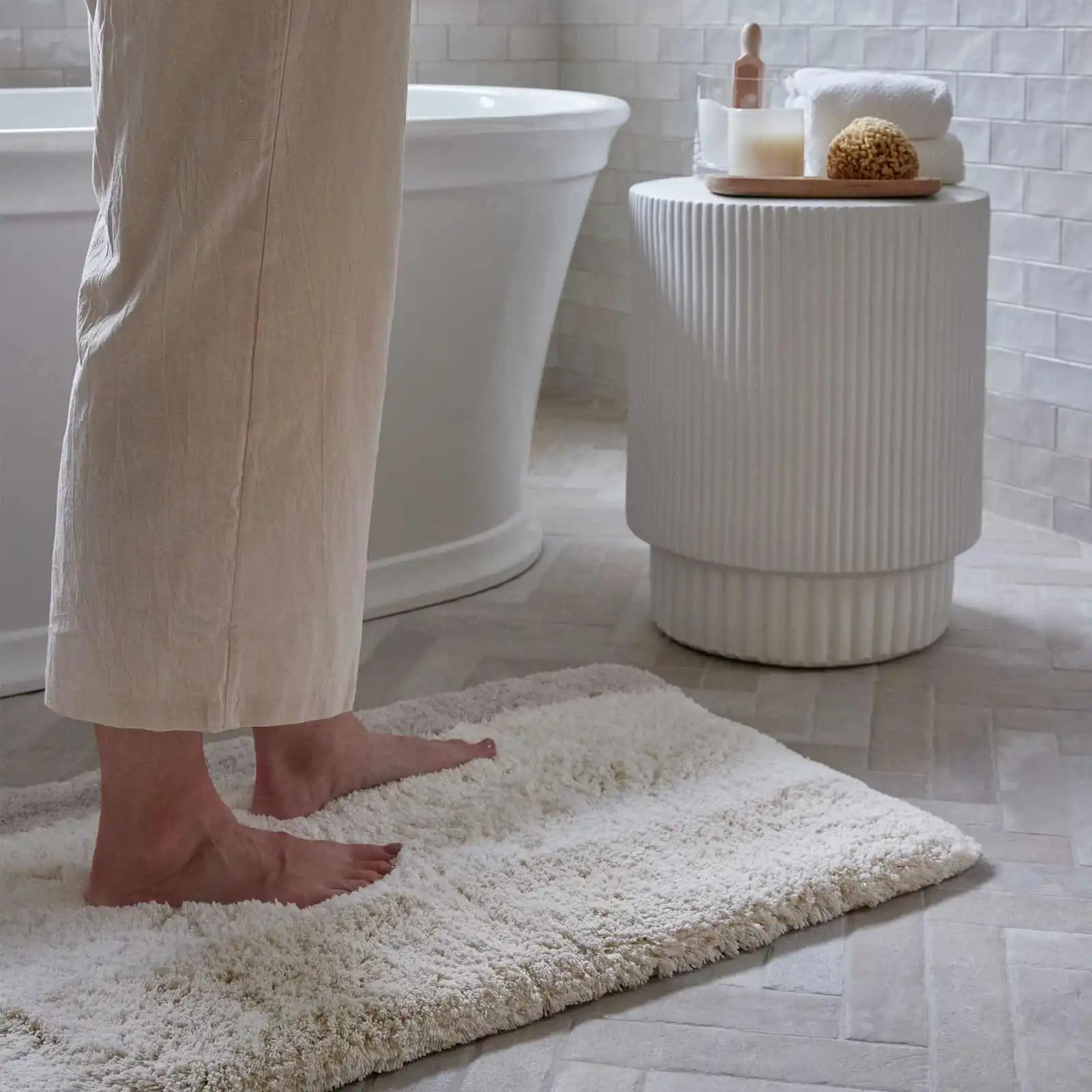 Hand-tufted Riley Swan 100% cotton bathroom rug
