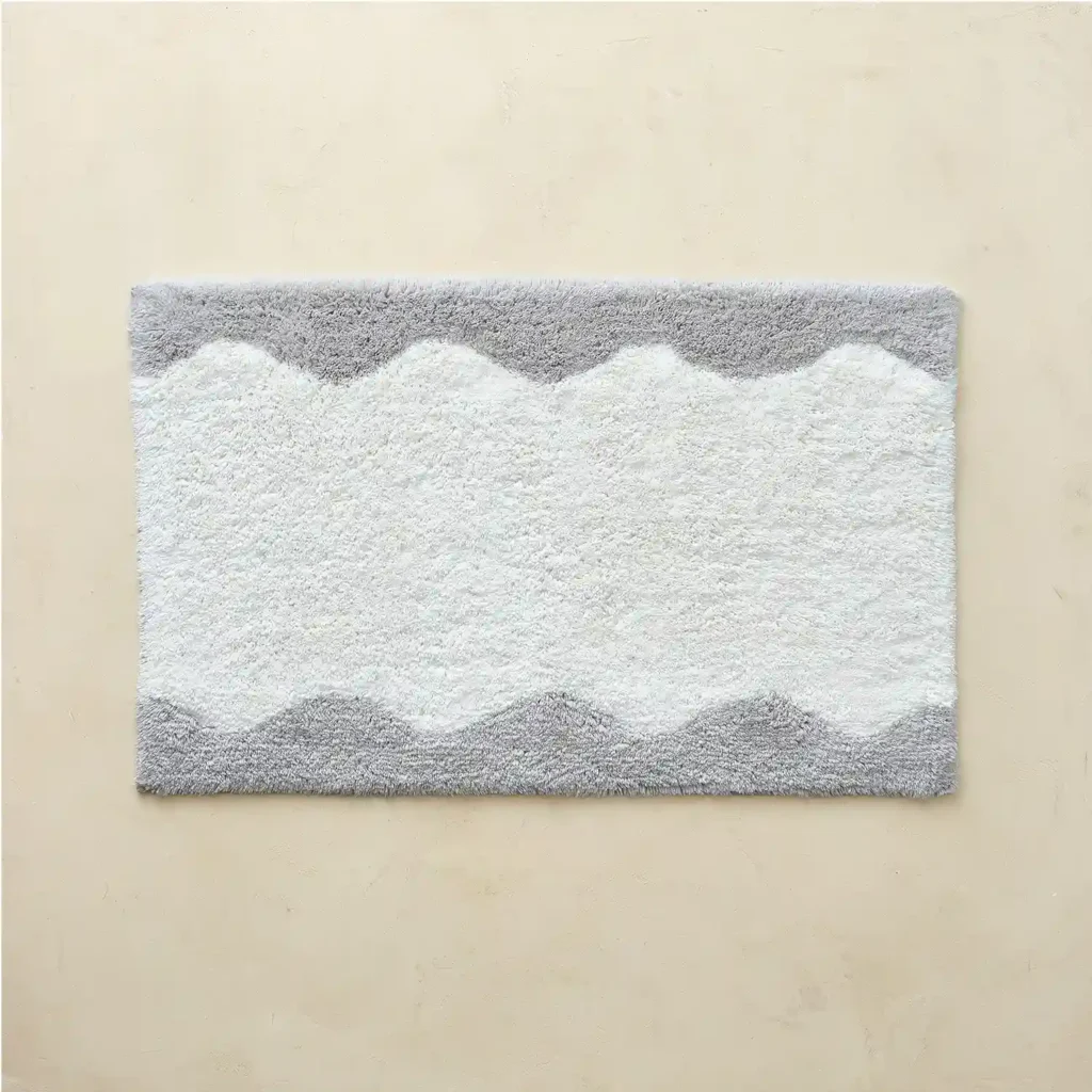 Harper Cloud bathroom rug with scalloped gray border