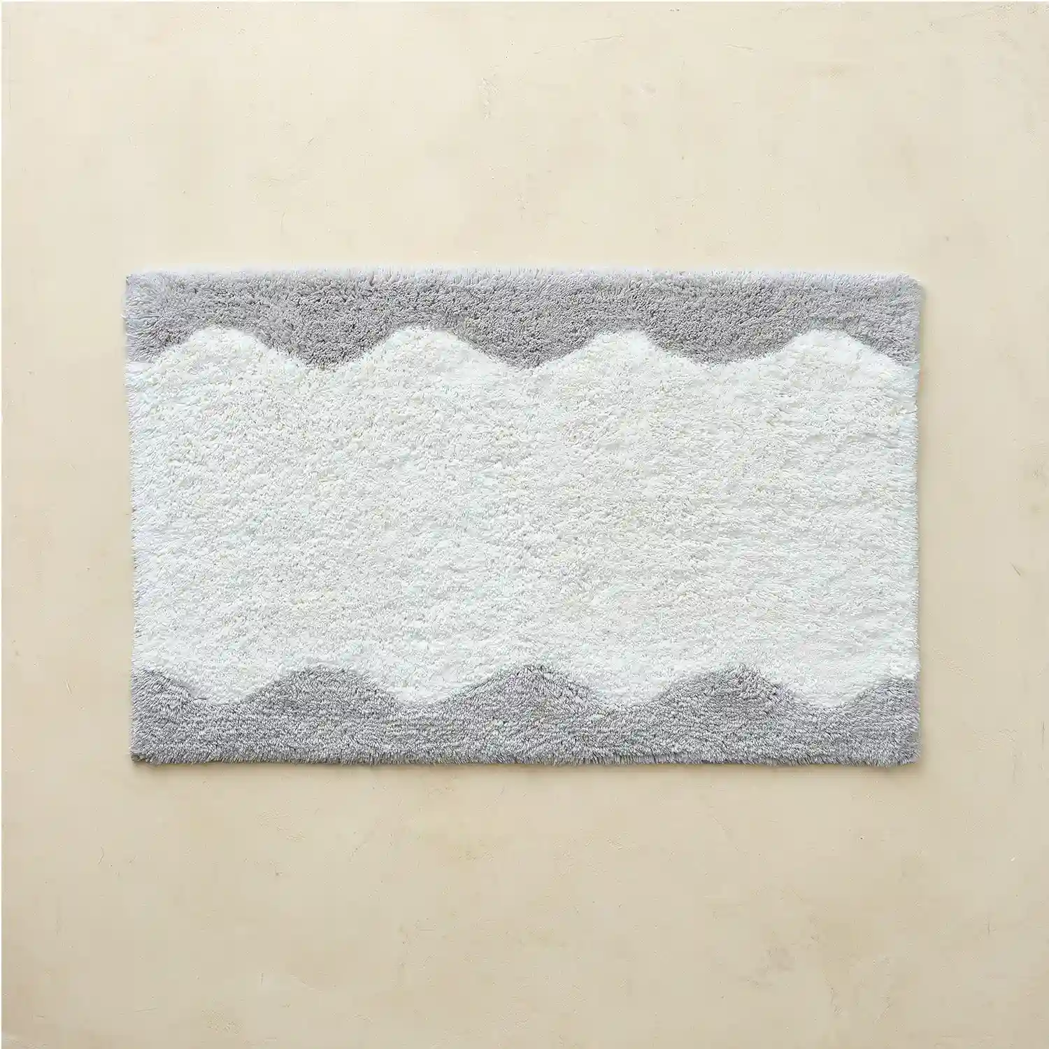 Harper Cloud bathroom rug with scalloped gray border